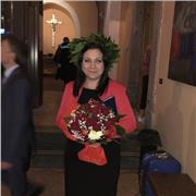 Docente di diritto appassionata della materia impartisce lezioni di diritto a studenti sia di istituti superiori che universitari