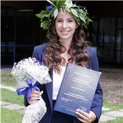 Praticante avvocato e laureata in giurisprudenza impartisce lezioni di diritto a studenti delle scuole superiori