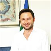 Docente di storia impartisce lezioni per studenti degli istituti secondari