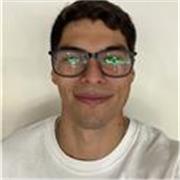 Profesor de educación física que imparte clases a diferente niveles de aprendizaje