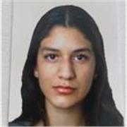 Estudiante universitaria con un nivel alto de inglés