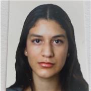 Estudiante universitaria con un nivel alto de inglés