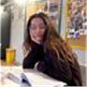 Ragazza diplomata effettua servizio di doposcuola per elementari 