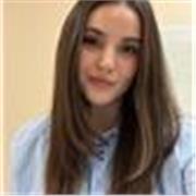 Psicóloga graduada por la Universidad de Oviedo con 4 maestrías de especialización en el ámbito