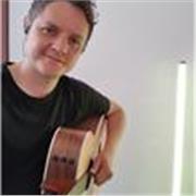 Clases de guitarra acústica y eléctrica con enfoque práctico, producción musical y acompañamiento real