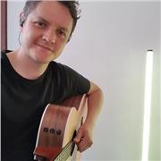 Clases de guitarra acústica y eléctrica con enfoque práctico, producción musical y acompañamiento real