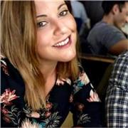 Educatrice professionale impartisce lezioni private a studenti delle scuole elementari