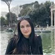 Studentessa universitaria di Beni Culturali impartisce lezioni di storia dell’arte per studenti di scuola media e superiori