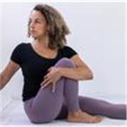 Clases de Hatha yoga para todos los nivels. Clases de yoga terapeutico y enfocadas en la alineación del cuerpo. Todos los niveles
