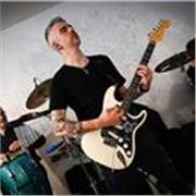 Impartisco lezioni di chitarra classica, acustica ed elettrica, teoria musicale, solfeggio e armonia a qualsiasi livello ed età