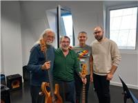 Master de Jazz en Musikene, con gran experiencia en directo y estudio ( giras con Mikel Erentxun ) doy clases de bajo y armonia desde iniciación hasta improvisación. Presenciales en Jerez y online. Clases personalizadas adaptadas al alumno