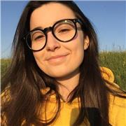 Studentessa universitaria laurea magistrale in comunicazione per aiuto compiti