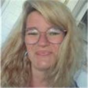 Soy, Ana, pedagoga terapéutica con más de 15 años de experiencia en el campo de las necesidades educativas. A lo largo de mi carrera profesional he tenido la oportunidad de trabajar con alumnos con diferentes capacidades y siempre desde la búsqueda del bi