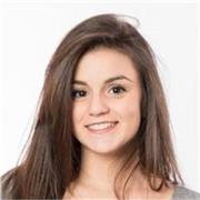 Profesora de refuerzo escolar adaptado para niños y adolescentes con distintas necesidades