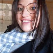 Maestra de educación primaria con mención en pedagogía terapéutica y audición y lenguaje. Apta para todas las edades.