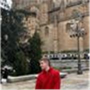 Me definiría como un profesor de apoyo para alumnos de primaria, centrado en explicar los conceptos de forma sencilla y práctica.