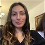 Joven chilena dicta clases de español