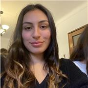 Joven chilena dicta clases de español