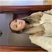 Profesora titulada en educación primaria con mención en educación física, con experiencia en ludoteca. 