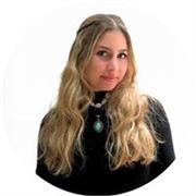 I'm Martina, an ICF ACC accredited coach working 1:1 on leadership, self-awareness, and life transitions — for students&workers