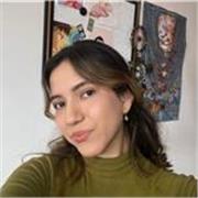 Profesora de español latinoamericano con licenciatura en Filología Hispánica. 