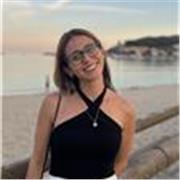 Sono una designer esperta in brand, UI/UX e motion design. Offro lezioni di graphic design con approccio creativo e pratico.