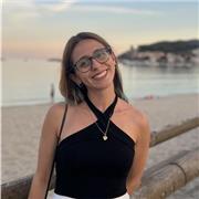 Sono una designer esperta in brand, UI/UX e motion design. Offro lezioni di graphic design con approccio creativo e pratico.
