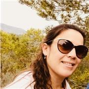 Profesora de apoyo escolar especializado en clases online o presencial