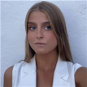 Estudiante de cuarto curso de Derecho con experiencia como profesora de apoyo escolar, especializada en el trato con niños tanto de manera presencial como en remoto