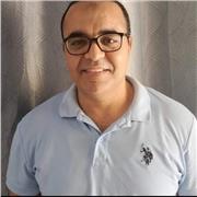 Professeur particulier donne cours de français aux étudiants et élèves du secondaire