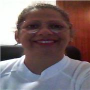 Contador de profesión calificado para transmitir conocimientos contables y financieros.