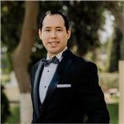 Profesor de finanzas y contabilidad, con 10 años de experiencia internacional en diversas industrias como auditor financiero.
