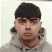 Profesor de matemáticas e inglés imparte clases a niños de 1 y 2 de ESO