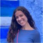 Laureata in lingue, impartisce lezioni di aiuto compiti ai bambini delle elementari o medie