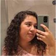 Estudiante universitaria que recién acabó el primer año de enfermería y que acabó un bachillerato de excelencia de ciencias.
