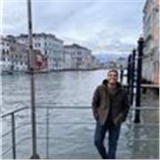 Joven con nivel de inglés C2 buscando enseñar a través de la comunicación diaria. 