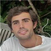 Soy un joven sevillano que ha vivido en Estados Unidos, Portugal y Autria y ha viajado a 14 países. Igualmente he aprendido 3 idiomas durante mi juventud. Doy clases de español adaptadas a hablantes nativos de inglés, portugués y francés.