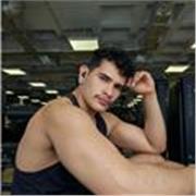 Soy un entrenador personal profesional, formado en entrenamiento, instrucción de gimnasio y nutrición deportiva