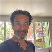 Scénariste en activité, cherchant à sortir de son bureau, donne cours de français, culture générale, écriture...