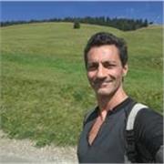 Sono laureato in fisica nucleare e sono appassionato nel trasmettere conoscenze ai giovani studenti in matematica e fisica.