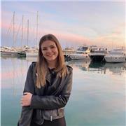 Me defino como una persona paciente, que tiene como objetivo que su alumnado aprenda e interiorice conocimientos sin necesidad de utilizar la repetición ni el aprendizaje a corto plazo.