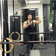 Profesor de educación física especializado en entrenamiento personal, ex campeón nacional de calistenia y streetlifting