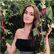 Studentessa di educazione digitale offre ripetizioni per qualsiasi materia