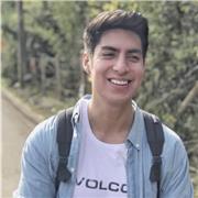Profesor de inglés dicta clases a nińos de todas las edades