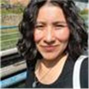 Profesora de español imparte clases a niños ,adultos