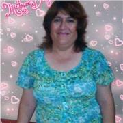 profesora de ingles imparte clases a niños de 6 a 10 años de edad