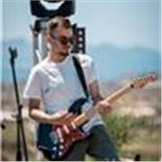 Chitarrista laureato in Chitarra Pop Rock propone lezioni private