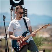 Laureato al Conservatorio impartisce lezioni di Chitarra