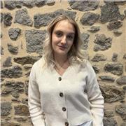 Étudiante, donne des cours particuliers aux élèves jusqu’à la 1ere