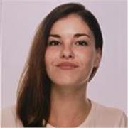 Profesora de español imparte clases a niños y adultos